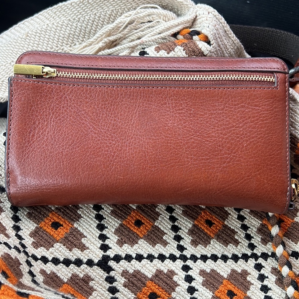 Fossil Chestnut Color Wallet - Picture 2 of 5